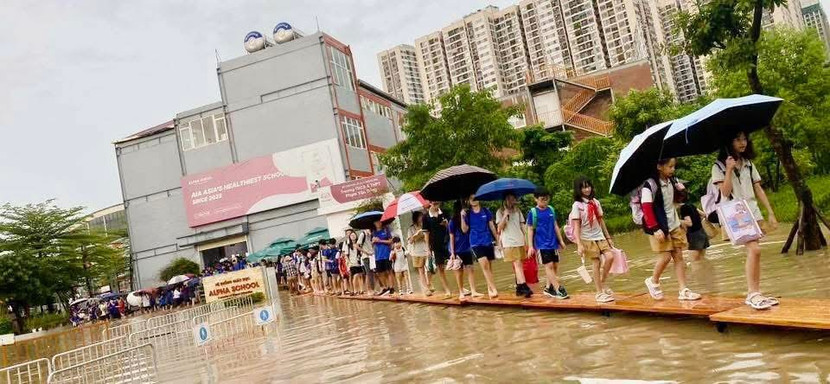 Trường phổ thông Alpha School nằm trong khu vực thường xuyên bị ngập lụt nên vẫn luôn sẵn sàng bố trí cho học sinh đi học khi mưa to, ngập trường Trường phổ thông Alpha School nằm trong khu vực thường xuyên bị ngập lụt nên vẫn luôn sẵn sàng bố trí cho học sinh đi học khi mưa to, ngập trường