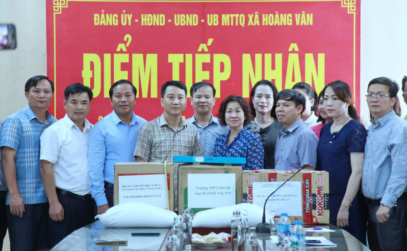 Nhiều hàng hóa thiết yếu, gồm sách vở, đồ dùng học tập, máy tính, giày dép, quần áo đã được đại diện ngành giáo dục Hà Nội gửi tặng người dân xã Hoàng Vân (tỉnh Bắc Ninh) Nhiều hàng hóa thiết yếu, gồm sách vở, đồ dùng học tập, máy tính, giày dép, quần áo đã được đại diện ngành giáo dục Hà Nội gửi tặng người dân xã Hoàng Vân (tỉnh Bắc Ninh)