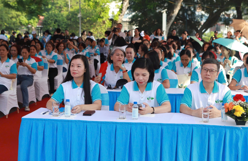 Phó Chủ tịch Hội LHPN Việt Nam Nguyễn Thị Thu Hiền (ngoài cùng bên trái) cùng các đại biểu tại ngày hội