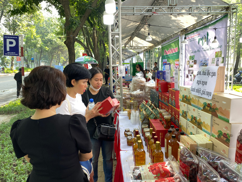 Hơn 60 gian hàng giới thiệu sản phẩm OCOP, ẩm thực, dịch vụ an toàn, thân thiện với môi trường trong ngày hội