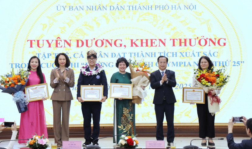 Ngày 28/10, bà Vũ Thu Hà, Phó Chủ tịch UBND Thành phố cùng lãnh đạo Sở GD-ĐT Hà Nội đã trao Bằng khen cho Quán quân Đường lên đỉnh Olympia năm 2025 Trần Bùi Bảo Khánh Ngày 28/10, bà Vũ Thu Hà, Phó Chủ tịch UBND Thành phố cùng lãnh đạo Sở GD-ĐT Hà Nội đã trao Bằng khen cho Quán quân Đường lên đỉnh Olympia năm 2025 Trần Bùi Bảo Khánh