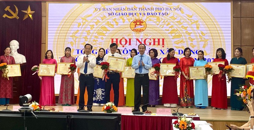 Lãnh đạo Sở GD-ĐT Hà Nội trao bằng cho các trường được công nhận đạt chuẩn quốc gia năm 2025