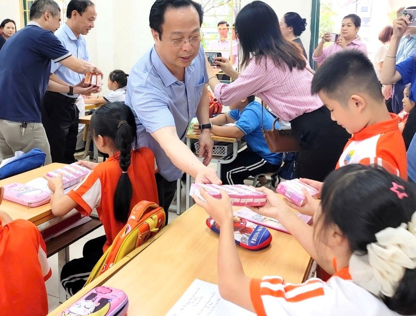 Lãnh đạo ngành Giáo dục Thủ đô trực tiếp động viên thầy trò các xã Đa Phúc, Trung Giã, nơi bị ảnh hưởng nặng do mưa lũ sau bão số 10, 11 Lãnh đạo ngành Giáo dục Thủ đô trực tiếp động viên thầy trò các xã Đa Phúc, Trung Giã, nơi bị ảnh hưởng nặng do mưa lũ sau bão số 10, 11