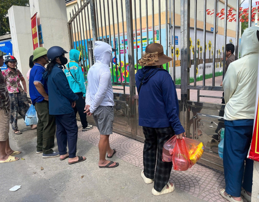 Việc dừng tổ chức ăn bán trú khiến nhiều phụ huynh bức xúc Việc dừng tổ chức ăn bán trú khiến nhiều phụ huynh bức xúc