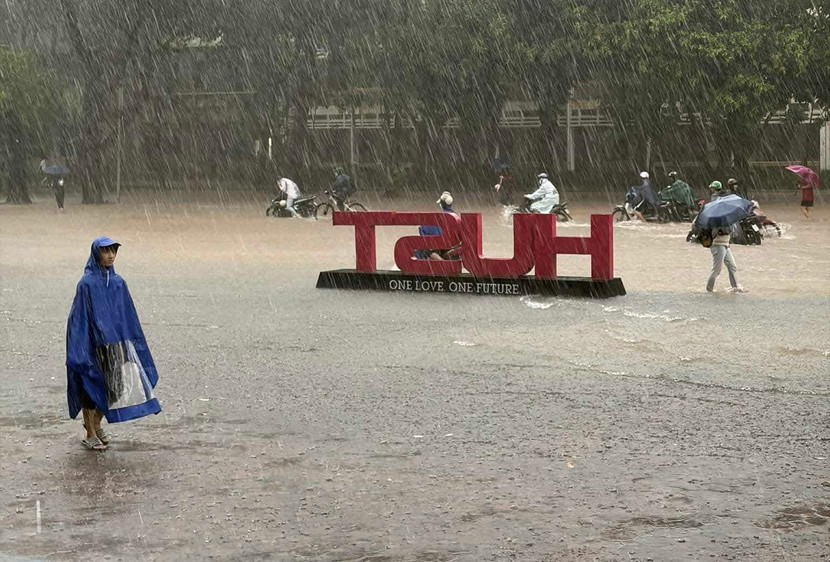 ĐH Bách khoa Hà Nội ngập hết trục đường chính chiều 30/9 (NVCC)