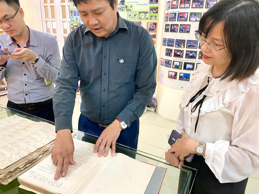 Thầy Hiệu trưởng THPT Nguyễn Gia Thiều giới thiệu những dòng lưu bút của Tổng Bí thư Nguyễn Phú Trọng được lưu giữ tại trường