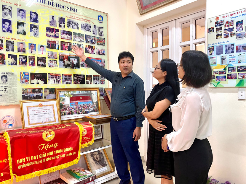 Nhiều tư liệu quý của Tổng Bí thư Nguyễn Phú Trọng được thầy trò trường THPT Nguyễn Gia Thiều, Long Biên lưu giữ tại phòng truyền thống của trường