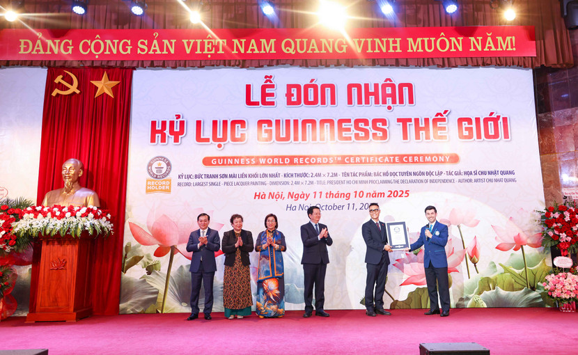 Phó Thủ tướng Chính phủ Mai Văn Chính (thứ 3 từ phải qua) và Phó trưởng Ban Tuyên giáo và Dân vận Trung ương Đinh Thị Mai (thứ 4 từ phải qua) chúc mừng họa sĩ Chu Nhật Quang nhận kỷ lục thế giới