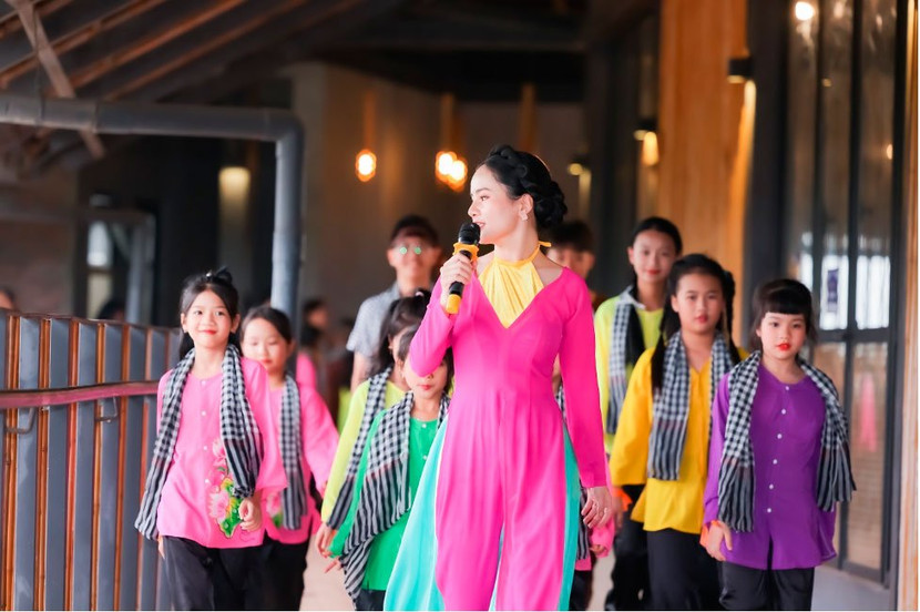 HLV Hồng Nhung hướng dẫn phong thái và nghi lễ văn hóa đã được mời chia sẻ cho các thí sinh trong ngôi nhà chung.