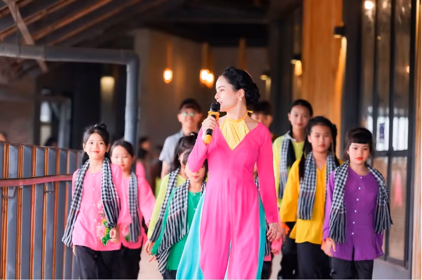 HLV Hồng Nhung hướng dẫn phong thái và nghi lễ văn hóa đã được mời chia sẻ cho các thí sinh trong ngôi nhà chung.