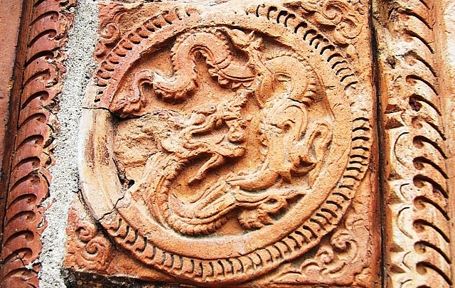 Mặt ngoài của gạch ốp này trang trí hoa văn rất phong phú