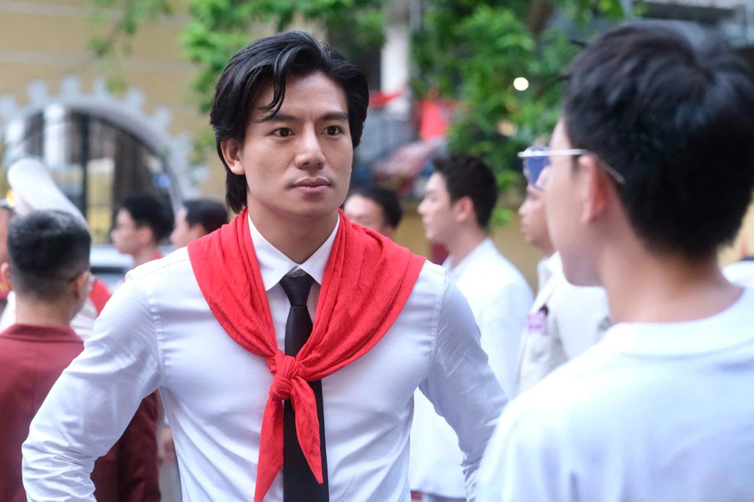 Sau một thời gian tập trung vai trò MC và trau dồi diễn xuất, diễn viên Hiếu Nguyễn chính thức trở lại màn ảnh rộng một cách đầy ấn tượng, cùng lúc tham gia hai dự án điện ảnh lớn của Công an Nhân dân - Tử chiến trên không và Quân đội Nhân dân - Mưa đỏ