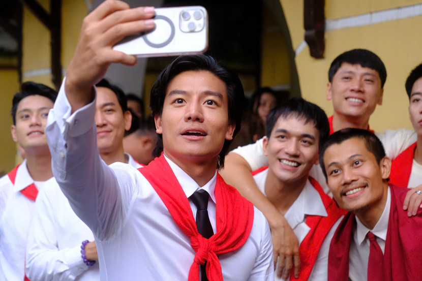 Hiếu Nguyễn cùng dàn diễn viên phim Mưa đỏ xuất hiện trong khối nghệ sĩ, hòa vào bầu không khí trang nghiêm nhưng đầy tự hào tại Quảng trường Ba Đình.