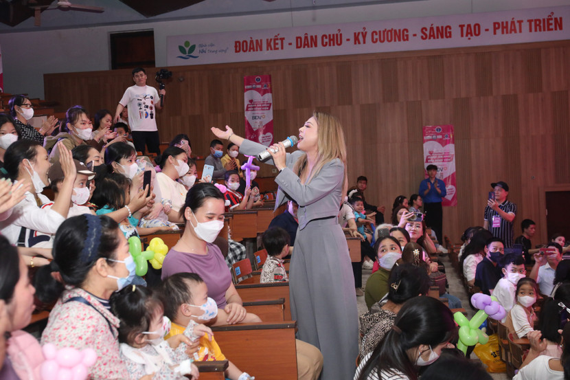 Ca sĩ Thanh Thảo trong lần Mang âm nhạc tới bệnh viện Nhi TW ngày 10-4-2025