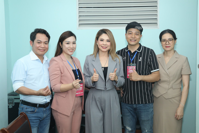 Ca sĩ Thanh Thảo cùng e kíp thực hiện chương trình Mang âm nhạc tới bệnh viện tại viện Nhi TW