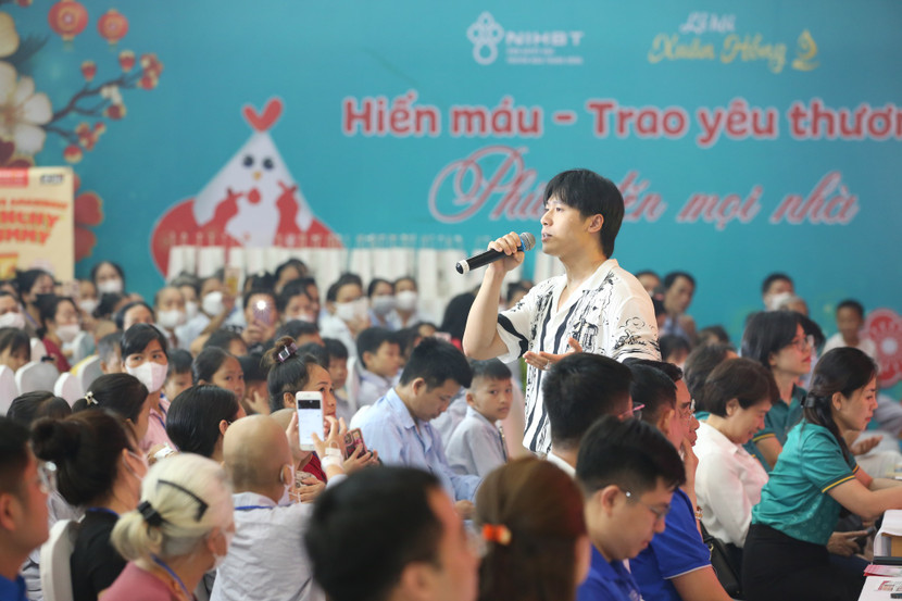 Chương trình Mang âm nhạc tới bệnh viện trong lần ghé thăm Bệnh viện Huyết học và Truyền máu Trung ương Chương trình Mang âm nhạc tới bệnh viện trong lần ghé thăm Bệnh viện Huyết học và Truyền máu Trung ương