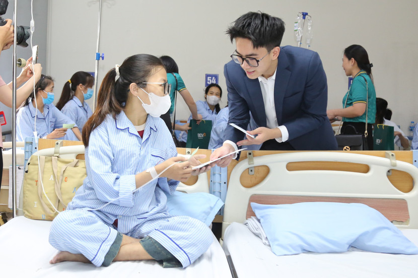 Chương trình Mang âm nhạc tới bệnh viện trong lần ghé thăm Bệnh viện Huyết học và Truyền máu Trung ương Chương trình Mang âm nhạc tới bệnh viện trong lần ghé thăm Bệnh viện Huyết học và Truyền máu Trung ương