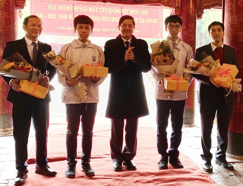 Phó Giám đốc Sở GD-ĐT Hà Nội Phạm Xuân Tiến động viên đội tuyển học sinh thành phố dự kỳ thi chọn học sinh giỏi quốc gia. Phó Giám đốc Sở GD-ĐT Hà Nội Phạm Xuân Tiến động viên đội tuyển học sinh thành phố dự kỳ thi chọn học sinh giỏi quốc gia.