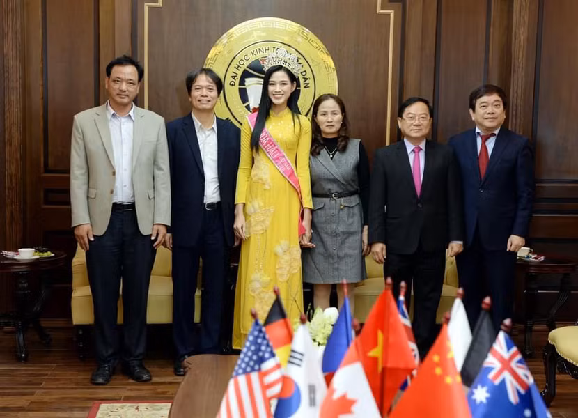 Hoa hậu Đỗ Thị Hà hiện đang là sinh viên năm thứ hai ĐH Kinh tế quốc dân Hoa hậu Đỗ Thị Hà hiện đang là sinh viên năm thứ hai ĐH Kinh tế quốc dân