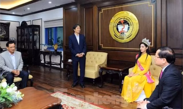 Bức ảnh gây tranh cãi khi hoa hậu Đỗ Thị Hà về thăm trường và nghe thầy Hiệu trưởng phát biểu Bức ảnh gây tranh cãi khi hoa hậu Đỗ Thị Hà về thăm trường và nghe thầy Hiệu trưởng phát biểu