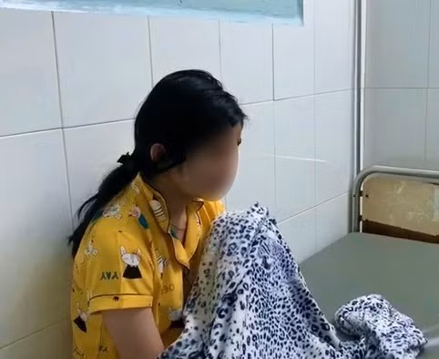 Nữ sinh lớp 10 trường THPT Vĩnh Xương phải điều trị tâm lý vì lo sợ bị nêu tên dưới cờ