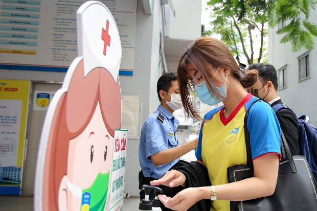 Sinh viên được yêu cầu rửa tay với dung dịch sát khuẩn và giữ khoảng cách khi học tập tại trường Sinh viên được yêu cầu rửa tay với dung dịch sát khuẩn và giữ khoảng cách khi học tập tại trường