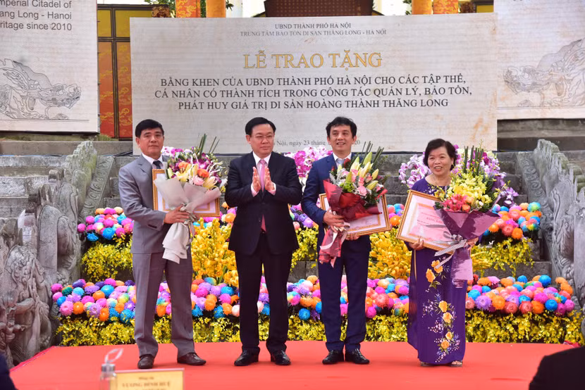 Bí thư Thành ủy Hà Nội Vương Đình Huệ trao bằng khen cho các các cá nhân, tập thể có thành tích trong công tác quản lý, bảo tồn phát huy giá trị di sản Hoàng thành Thăng Long.