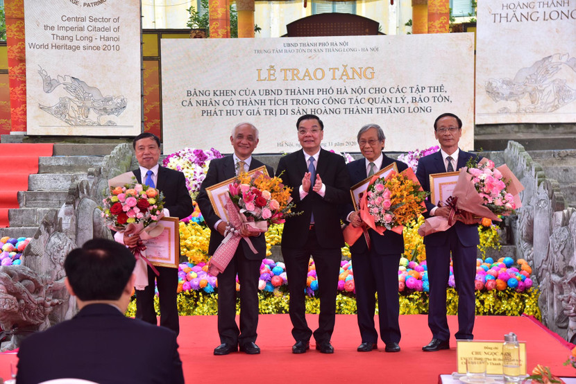 Chủ tịch UBND TP Hà Nội Chu Ngọc Anh trao bằng khen cho các cá nhân có thành tích trong công tác quản lý, bảo tồn phát huy giá trị di sản Hoàng thành Thăng Long. Chủ tịch UBND TP Hà Nội Chu Ngọc Anh trao bằng khen cho các cá nhân có thành tích trong công tác quản lý, bảo tồn phát huy giá trị di sản Hoàng thành Thăng Long.