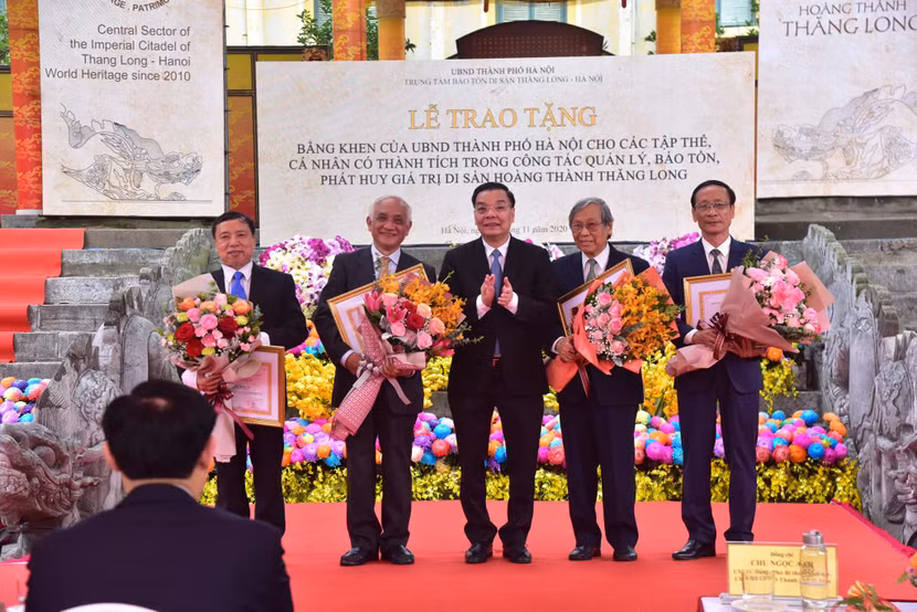 Chủ tịch UBND TP Hà Nội Chu Ngọc Anh trao bằng khen cho các cá nhân có thành tích trong công tác quản lý, bảo tồn phát huy giá trị di sản Hoàng thành Thăng Long.
