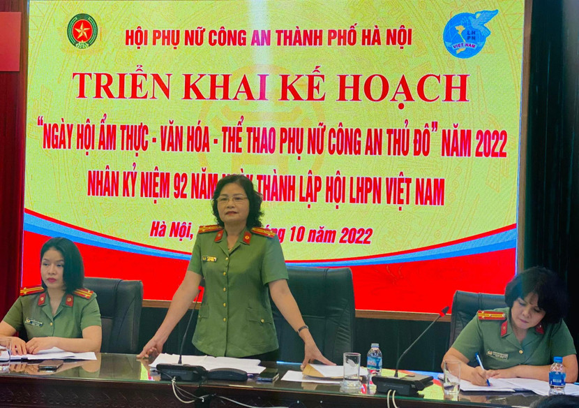 Thượng tá Vũ Thị Kim Yến, Chủ tịch Hội Phụ nữ CATP Hà Nội chủ trì hội nghị