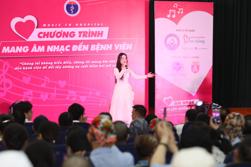 Mang âm nhạc tới Bệnh viện trong một lần biểu diễn ở Viện K
