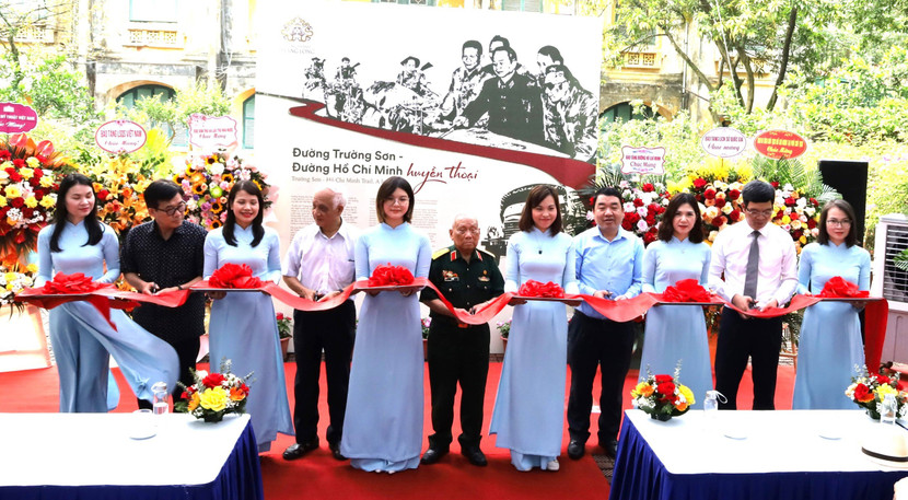 Khai mạc triển lãm