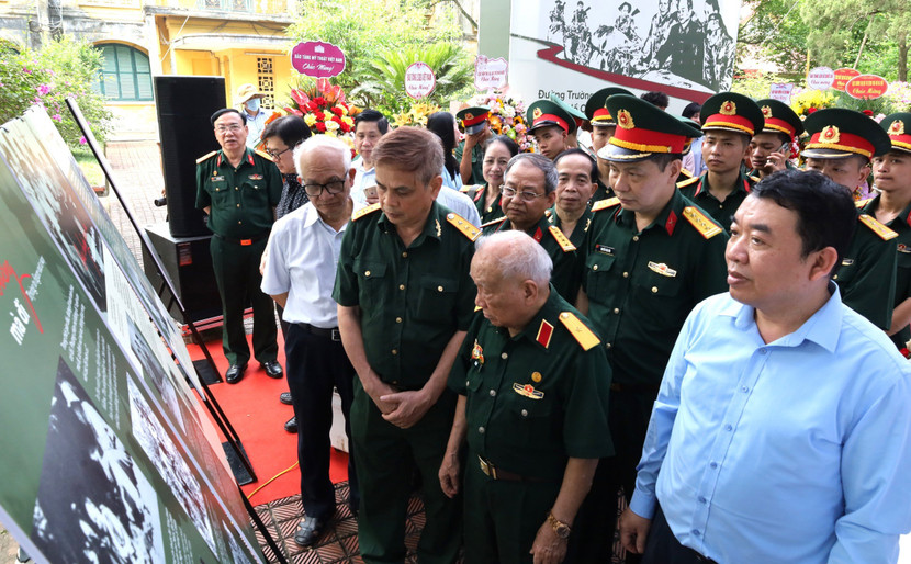 Các đại biểu tham quan triển lãm