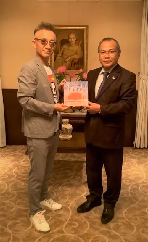 Tác giả Aihara Hiroyuki đến Đại sứ quán Việt Nam tại Nhật Bản gửi tặng cuốn sách này tới Đại sứ Vũ Hồng Nam