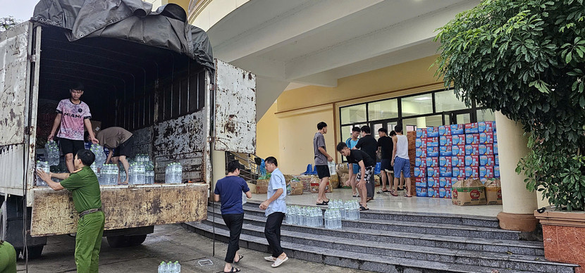 Đồ dùng và thực phẩm thiết yếu đã được chuyển tới CBCS đang thực hiện cứu trợ, khắc phục hậu quả giúp người dân ổn định cuộc sống, cũng như nhân dân các vùng đang phải đối mặt với muôn vàn khó khăn mất mát do thiên tai gây ra Đồ dùng và thực phẩm thiết yếu đã được chuyển tới CBCS đang thực hiện cứu trợ, khắc phục hậu quả giúp người dân ổn định cuộc sống, cũng như nhân dân các vùng đang phải đối mặt với muôn vàn khó khăn mất mát do thiên tai gây ra