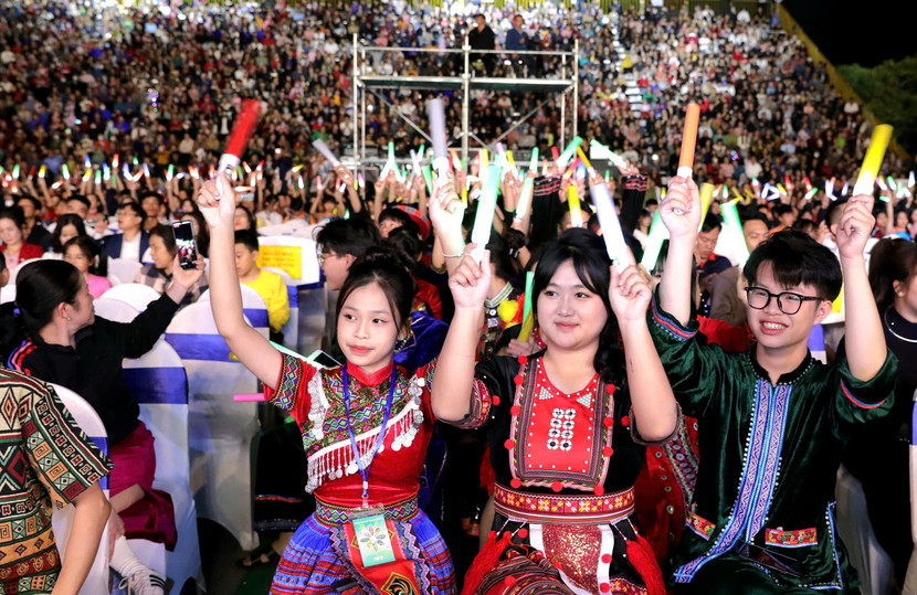 Lễ khai mạc có sự tham dự của đông đảo người dân trên địa bàn tỉnh Lạng Sơn và các tỉnh Đông Bắc (ảnh: Khiếu Minh)