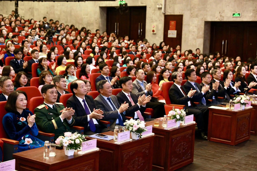 Hà Nội tuyên dương các điển hình tiên tiến, nhà giáo tiêu biểu ngành Giáo dục và Đào tạo Hà Nội năm 2025 trong dịp kỷ niệm 43 năm ngày Nhà giáo Việt Nam