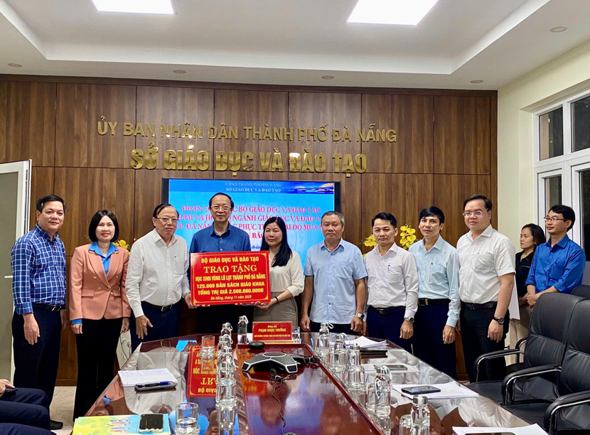 Thứ trưởng Thường trực Bộ GDĐT Phạm Ngọc Thưởng đã trao hỗ trợ số tiền 750 triệu đồng cho ngành Giáo dục Đà Nẵng