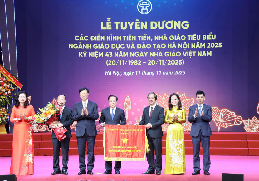 Bí thư Thành ủy Hà Nội Nguyễn Duy Ngọc, Bộ trưởng Bộ Giáo dục và Đào tạo Nguyễn Kim Sơn trao Cờ Thi đua xuất sắc của Chính phủ tặng Sở Giáo dục và Đào tạo Hà Nội