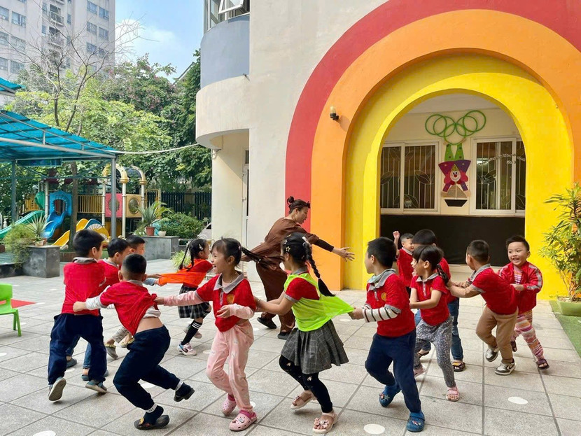 Chính nụ cười, ánh mắt hồn nhiên, tin yêu của trẻ đã tiếp thêm sức mạnh cho cô gắn bó với nghề.