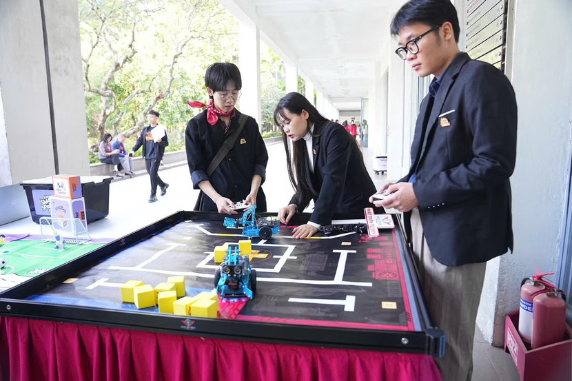 Học sinh được lắp ráp robot xây dựng nhà máy điện gió, nhà máy điện mặt trời