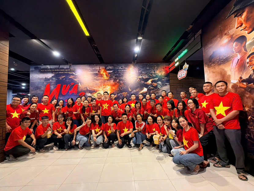 Chiều ngày 29/9, Cụm Thi đua số 5 - Công an Thành phố Hà Nội đã tổ chức buổi sinh hoạt chính trị và xem phim &quot;Mưa đỏ&quot; cho 152 cán bộ, chiến sĩ Tại trung tâm chiếu phim quốc gia, Hà Nội