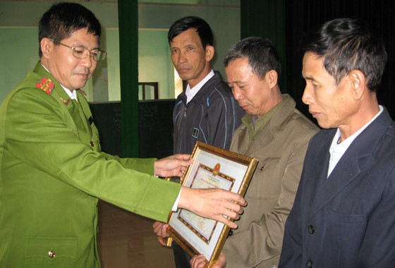 Lãnh đạo Công an huyện Mê Linh và Yên Lạc trao Giấy khen cho các cá nhân có thành tích xuất sắc Lãnh đạo Công an huyện Mê Linh và Yên Lạc trao Giấy khen cho các cá nhân có thành tích xuất sắc