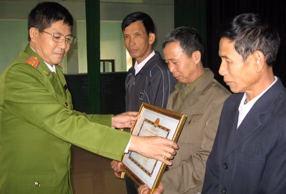 Lãnh đạo Công an huyện Mê Linh và Yên Lạc trao Giấy khen cho các cá nhân có thành tích xuất sắc