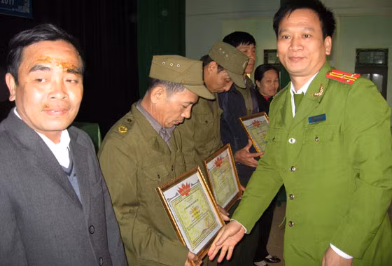 Lãnh đạo Công an huyện Mê Linh và Yên Lạc trao Giấy khen cho các cá nhân có thành tích xuất sắc