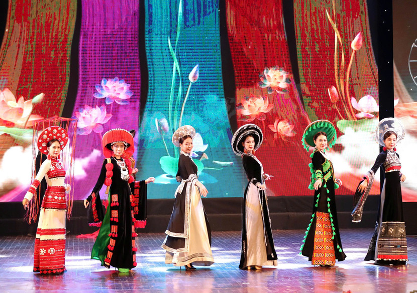 Trong đời sống đương đại, áo dài vừa mang đậm giá trị truyền thống, vừa không ngừng được sáng tạo, làm mới, hội nhập năng động với thời đại toàn cầu hóa (ảnh: Trần Huấn)