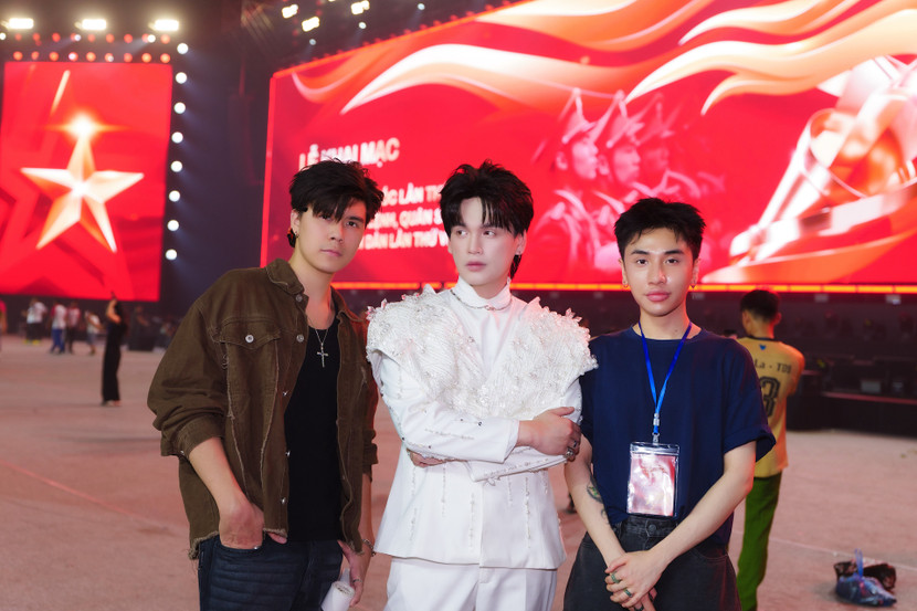 Nguyễn Trần Trung Quân và các học trò "phá đảo mạng xã hội" Nguyễn Trần Trung Quân và các học trò "phá đảo mạng xã hội"