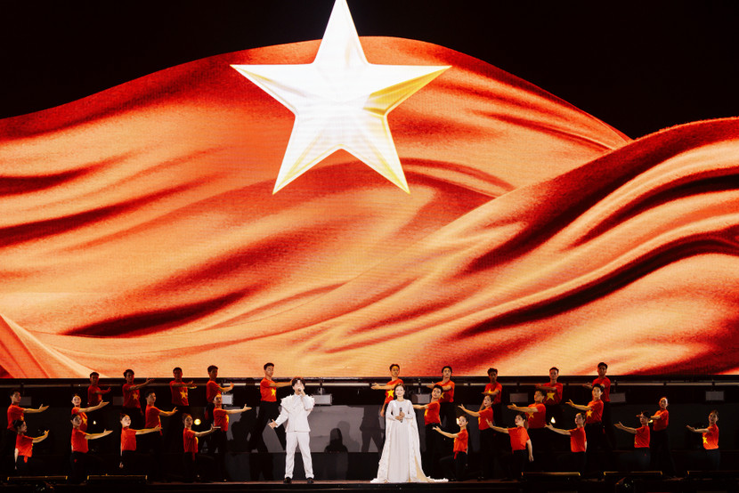 Nguyễn Trần Trung Quân và Dương Hoàng Yến trong một chương trình do Bộ Công an tổ chức Nguyễn Trần Trung Quân và Dương Hoàng Yến trong một chương trình do Bộ Công an tổ chức