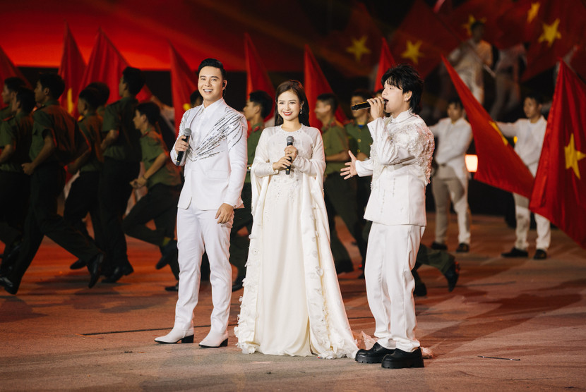 Nguyễn Trần Trung Quân, Dương Hoàng Yến và Đông Hùng hoà giọng "Nối vòng tay lớn" tại Đại hội khoẻ Vì an ninh Tổ quốc Nguyễn Trần Trung Quân, Dương Hoàng Yến và Đông Hùng hoà giọng "Nối vòng tay lớn" tại Đại hội khoẻ Vì an ninh Tổ quốc