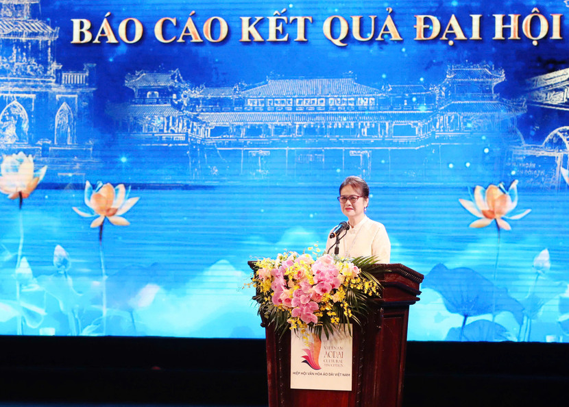 Bà Nguyễn Thị Thanh Tâm - Phó Chủ tịch Thường trực Hiệp hội báo cáo kết quả Đại hội (ảnh: Trần Huấn)